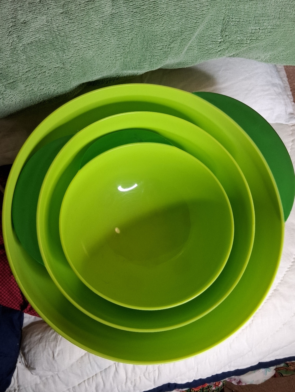 Bright Green Turtle Non-skid Nested Mixing Bowls - Set of 3